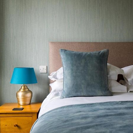 Chestnuts House Boutique B&B Bath Exteriör bild A bedroom at the hotel
