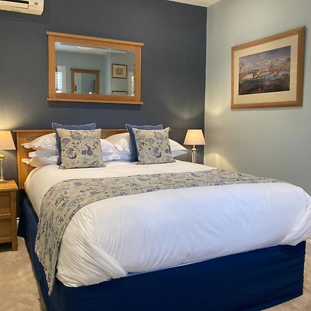 Chestnuts House Boutique B&B Bath Exteriör bild A bedroom at the hotel