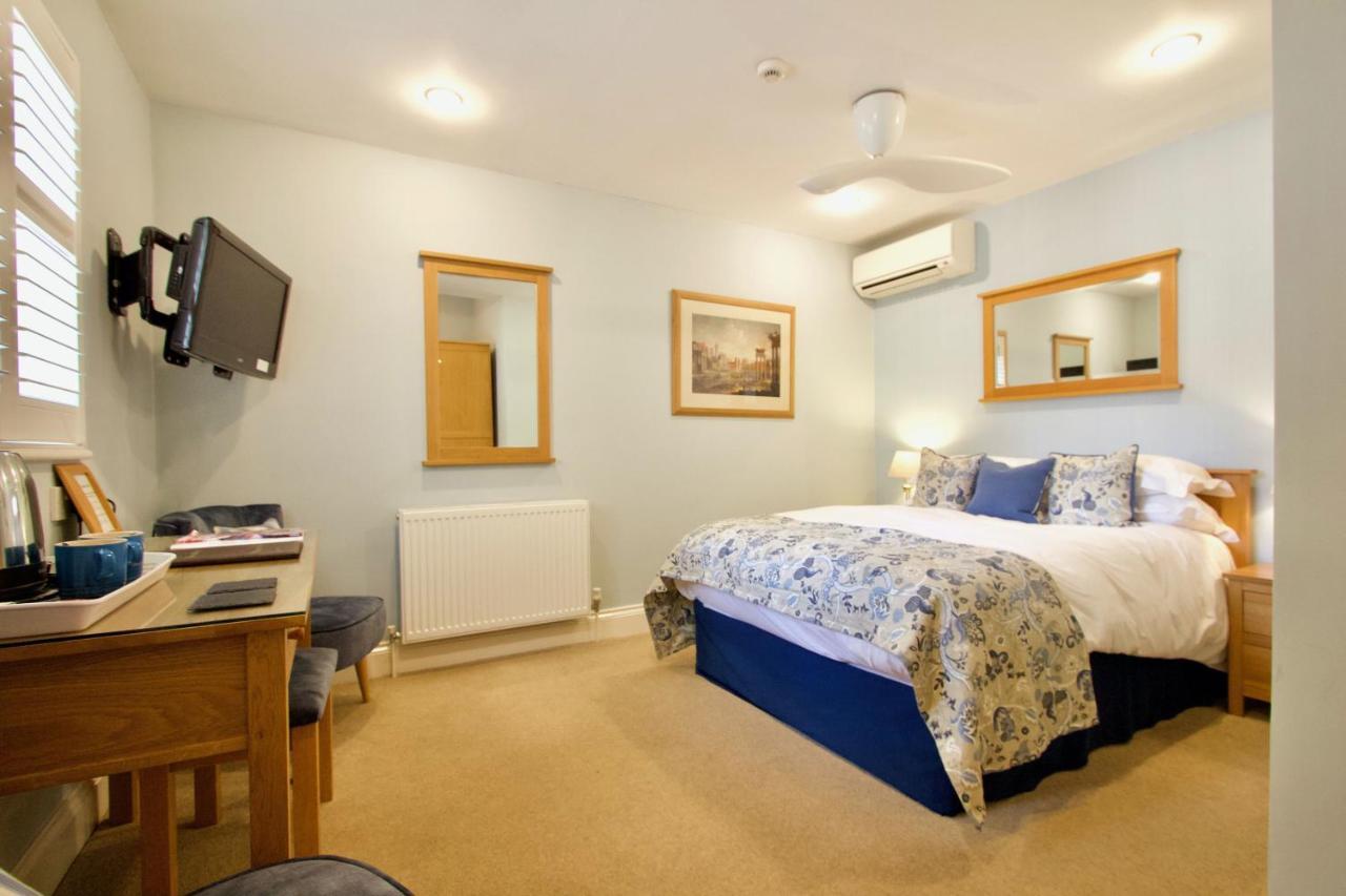 Chestnuts House Boutique B&B Bath Exteriör bild A bedroom at the hotel