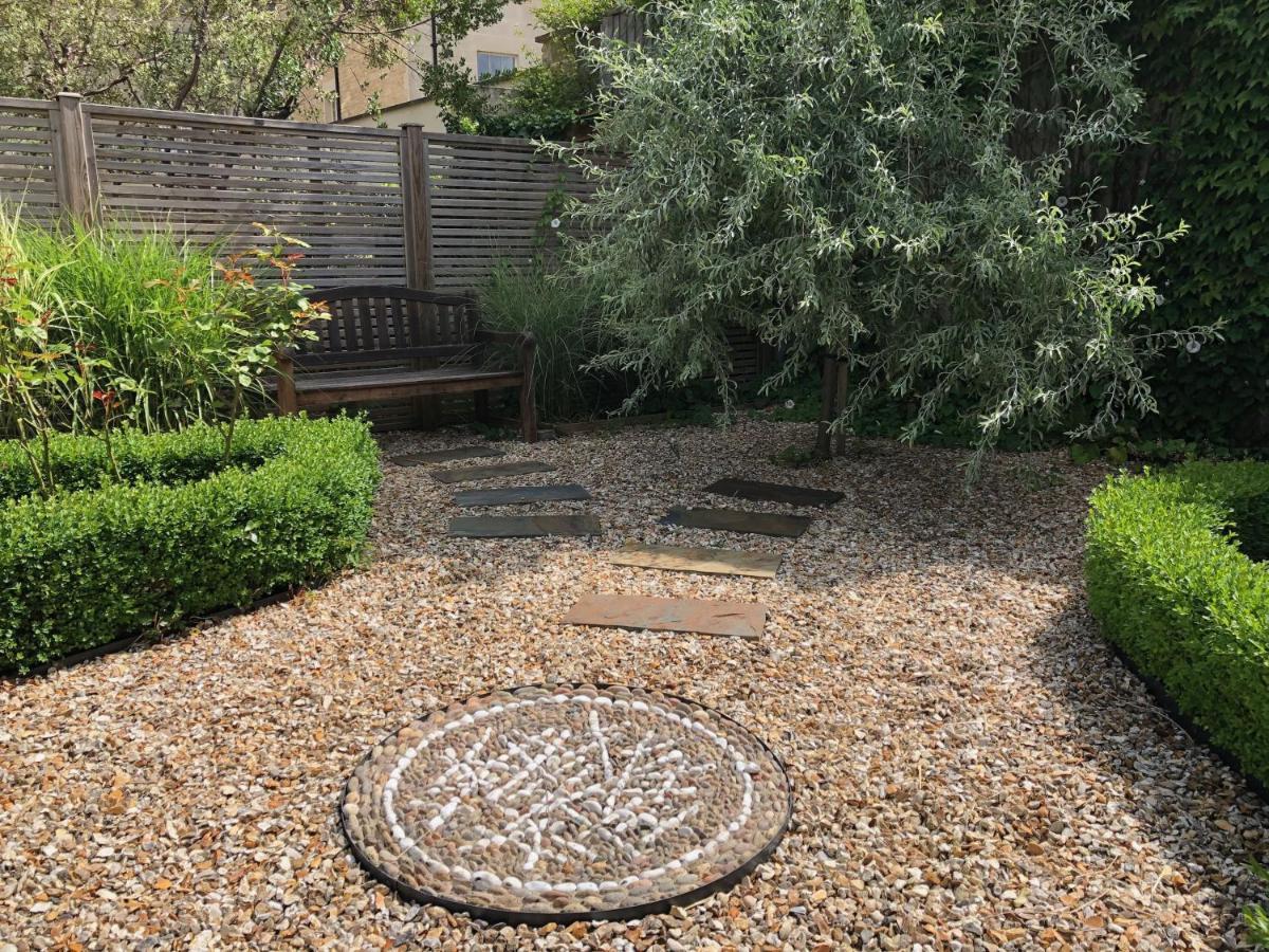 Chestnuts House Boutique B&B Bath Exteriör bild The well at the centre of the village