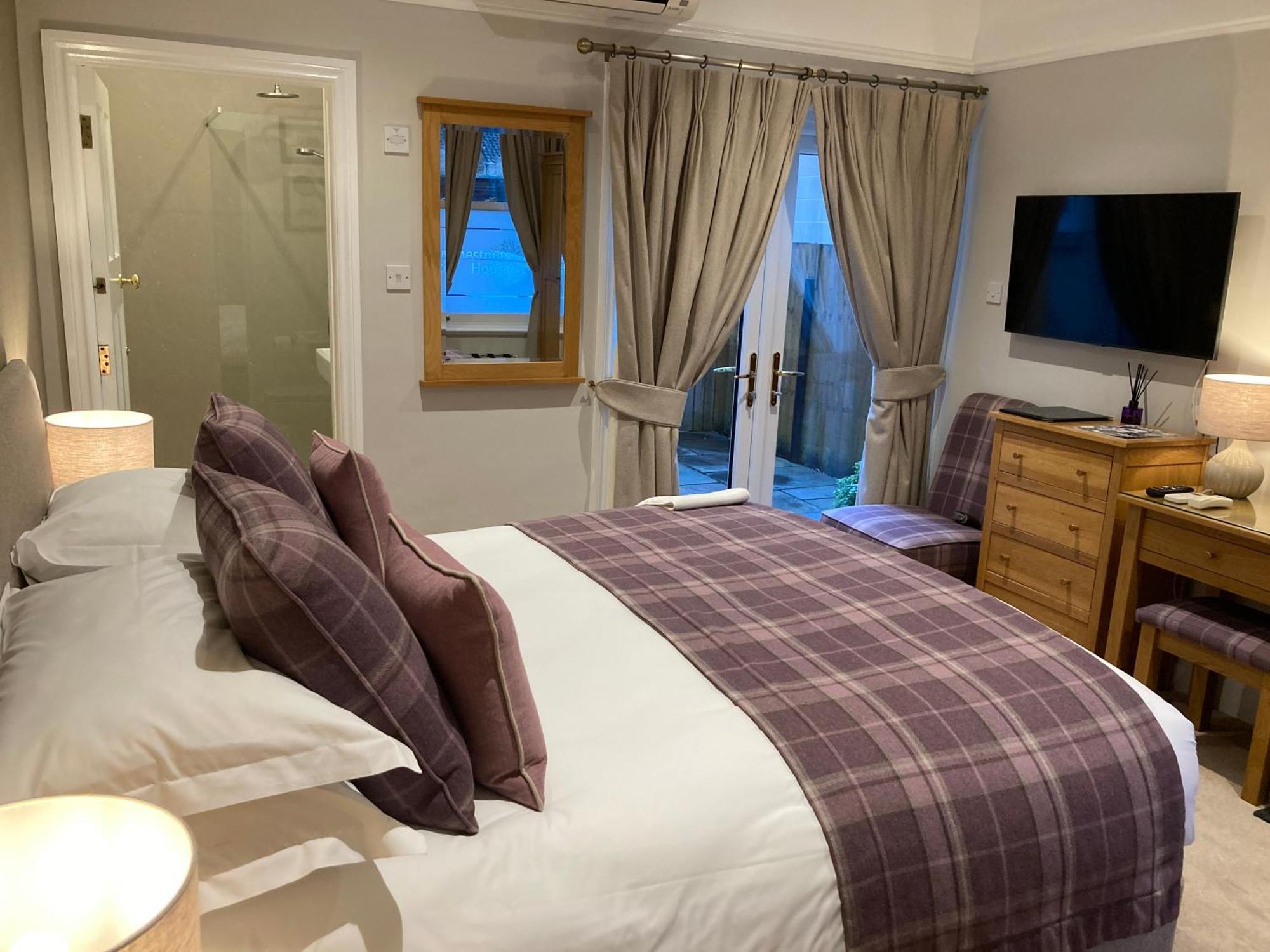 Chestnuts House Boutique B&B Bath Exteriör bild A bedroom at the hotel